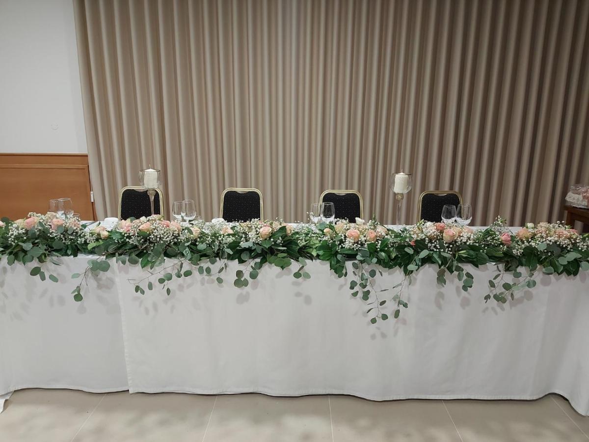 Douro Scala Hotel Mesao Frio Bagian luar foto A long table decorated with flowers