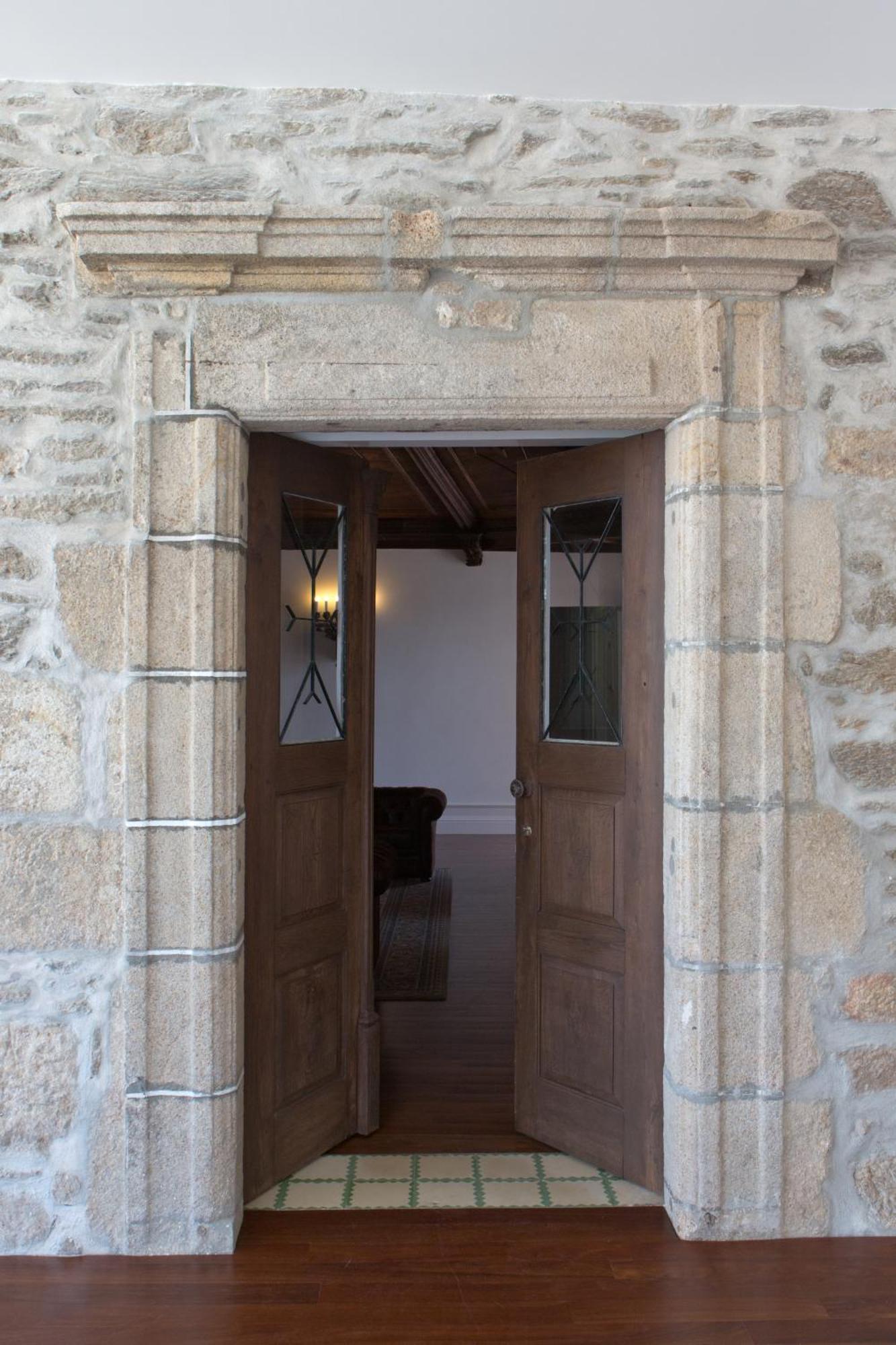 Douro Scala Hotel Mesao Frio Bagian luar foto The entrance to the church
