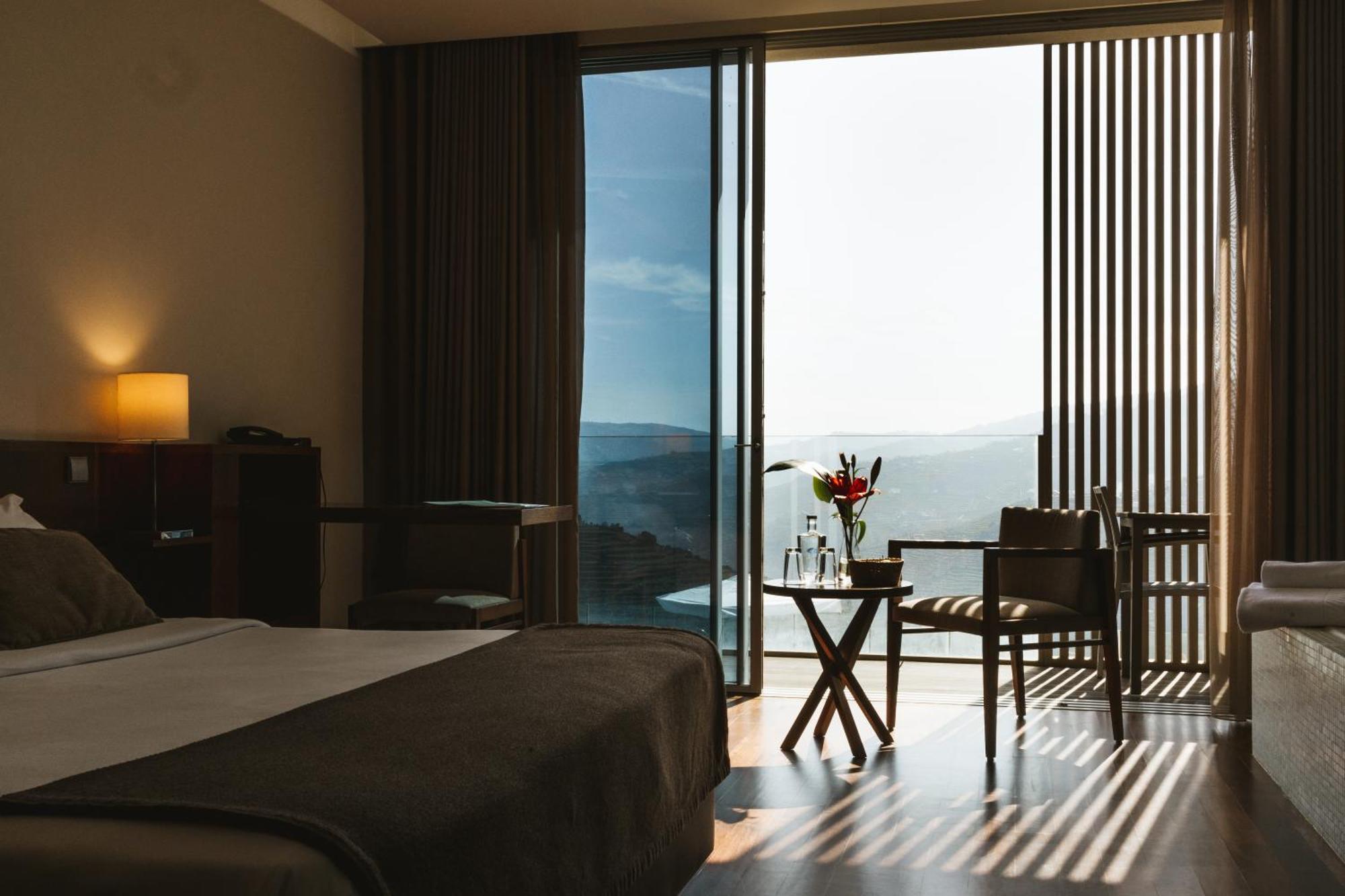 Douro Scala Hotel Mesao Frio Bagian luar foto A room at the hotel
