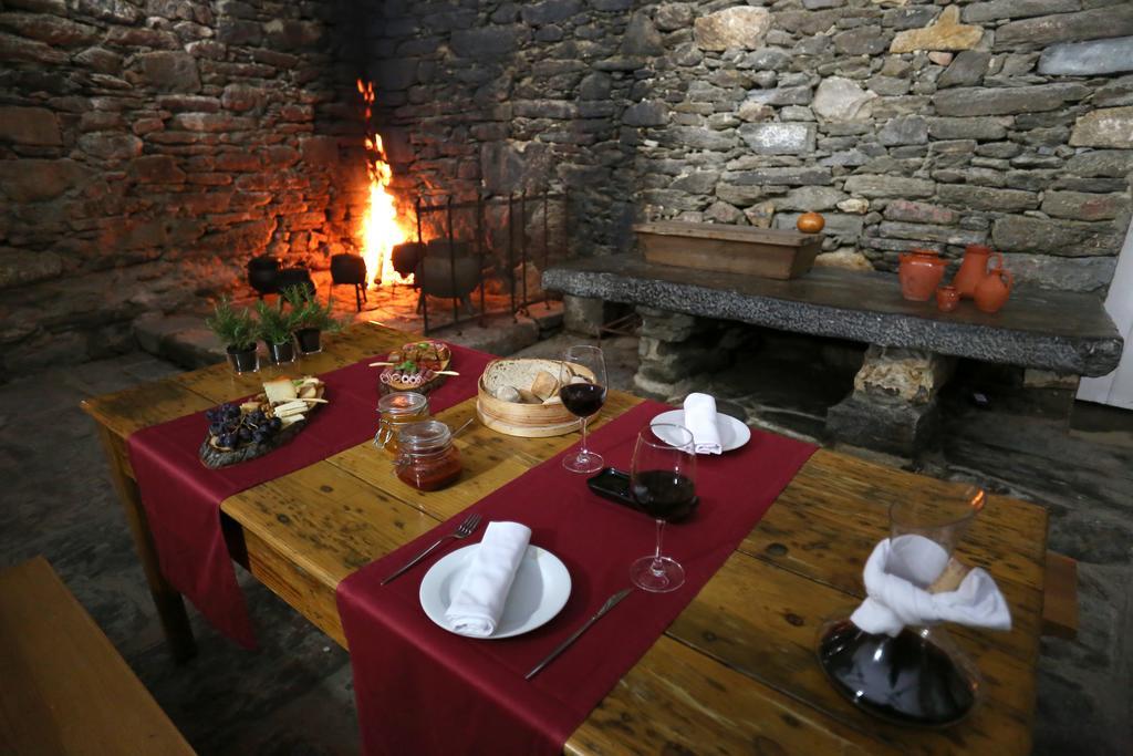 Douro Scala Hotel Mesao Frio Bagian luar foto A traditional Georgian table with a fireplace