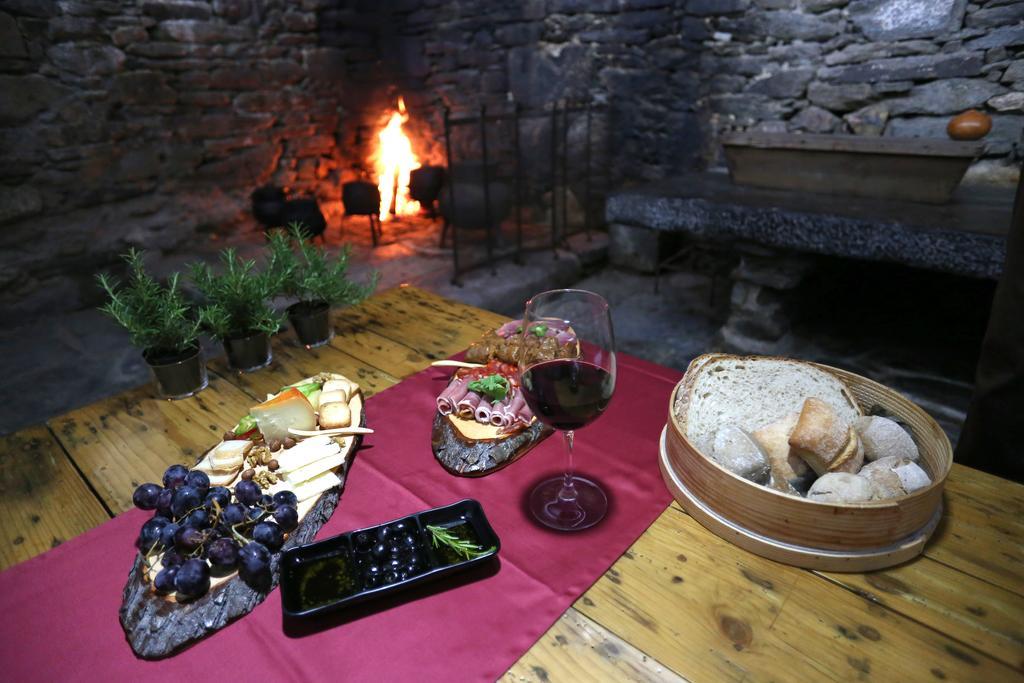Douro Scala Hotel Mesao Frio Bagian luar foto A typical meal at a restaurant in the region